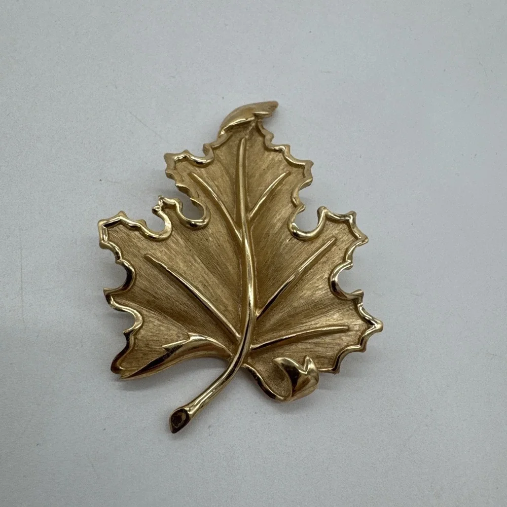 Vintage  Crown Trifari Rhodium Gold Tone Large Leaf Brooch Pin Turned Stem 3